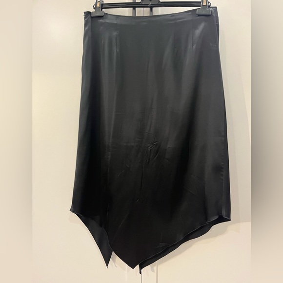 KENSIE Envelope Style Black Rouched Silk Skirt with a Front Thigh Slit - size 10 - Picture 2 of 8